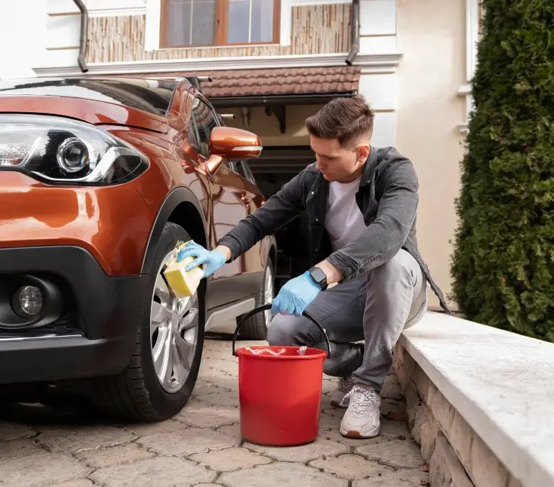 Lavage auto à domicile Lassay-sur-Croisne : professionnel intervenant sur un véhicule